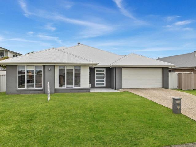 OVERSIZED EXECTIVE LOWSET LIVING BAYSIDE LIFESTYLE AT ITS BEST!
