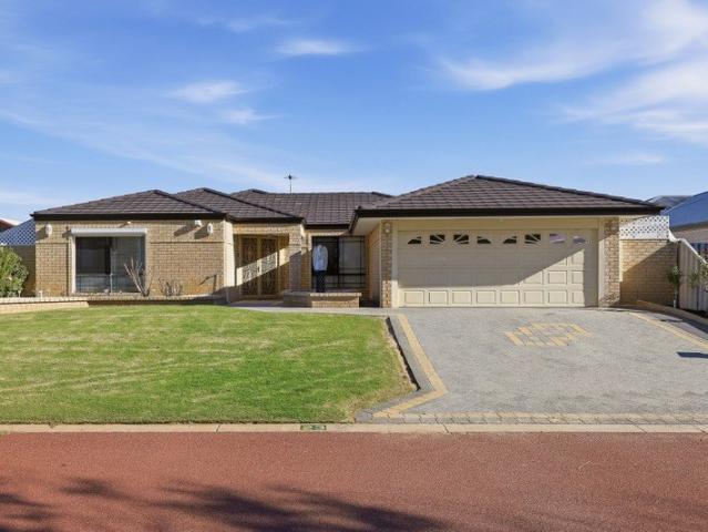 OVERSIZED FAMILY LIVING WITH PRISTINE PARKLAND VIEWS