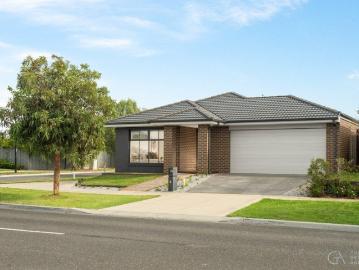 Oversized Family Living with Walk In Pantry, Wrap Around Decking & Garage Workshop