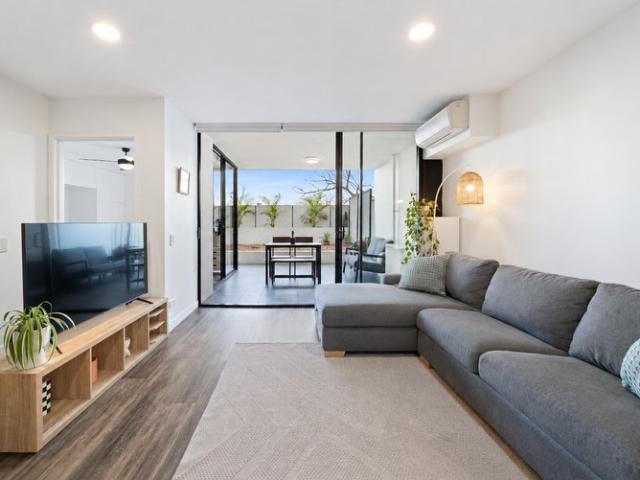 Oversized Inner City Oasis With Huge Private Courtyard