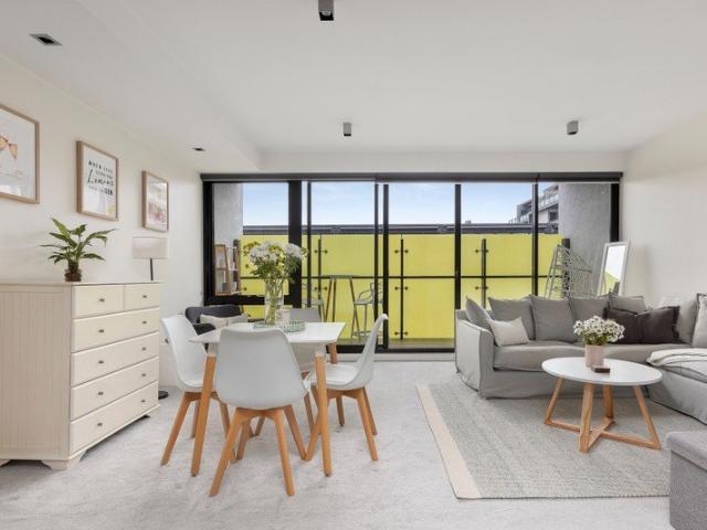 Oversized One Bedder, Big Richmond Energy