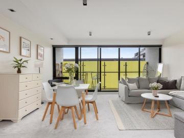Oversized One Bedder, Big Richmond Energy