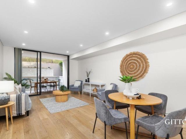Oversized One Bedroom Apartment & Exceptional Convenience