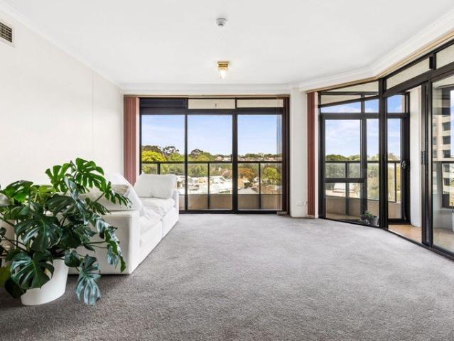 Oversized One Bedroom Apartment in the Heart of Edgecliff