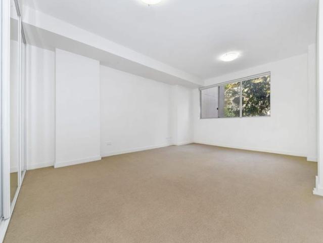 Oversized One Bedroom Apartment. Walk To Shops and Station