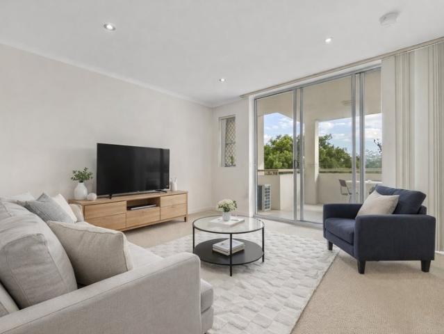 Elevated & Oversized South Brisbane Residence with Peaceful Parkland Outlook!