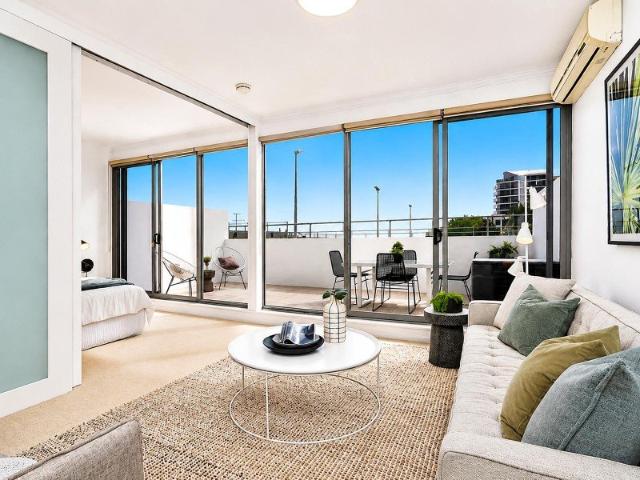 Oversized One Bedroom Apartment with Rooftop Pool & Gym