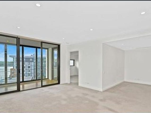 Oversized One Bedroom Apartment With Waterview's and Study Space