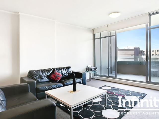 OVERSIZED ONE BEDROOM IN PACIFIC SQUARE