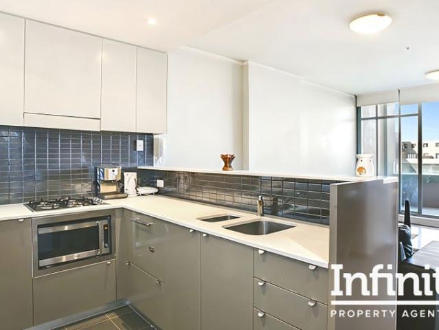 OVERSIZED ONE BEDROOM IN PACIFIC SQUARE