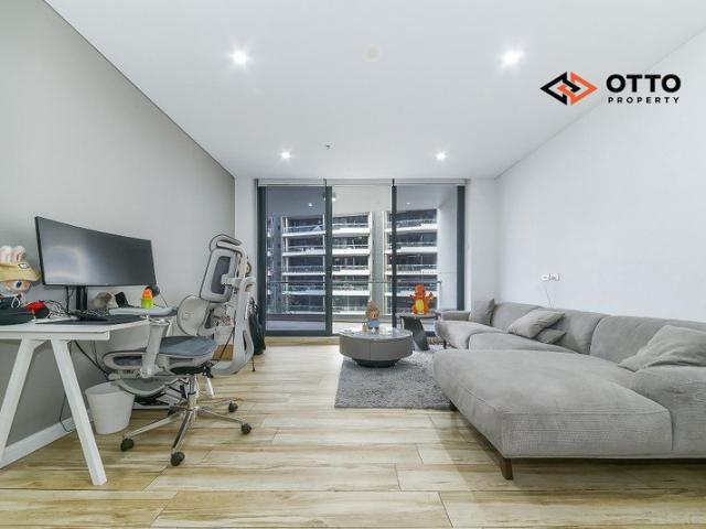 Oversized One Bedroom Living Moments from Mascot Station