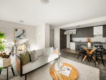 Oversized Lifestyle Living in Collingwood