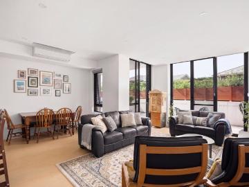 OVERSIZED MODERN ELEGANCE POSITIONED ON THE GROUND FLOOR