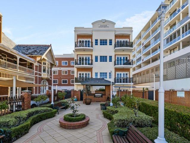 OVERSIZED NORTH FACING LIVING IN A BOUTIQUE ADDRESS