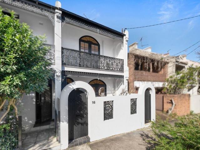 Oversized Newly Renovated Terrace in Prime Location with stunning courtyard