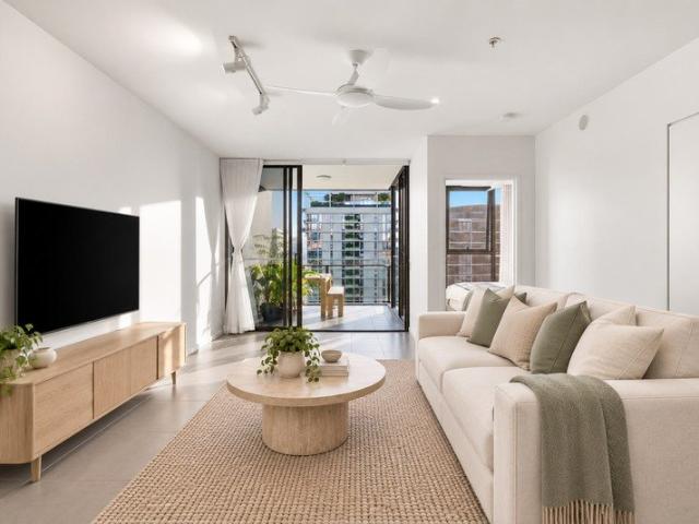 Oversized Southbank retreat with rooftop oasis