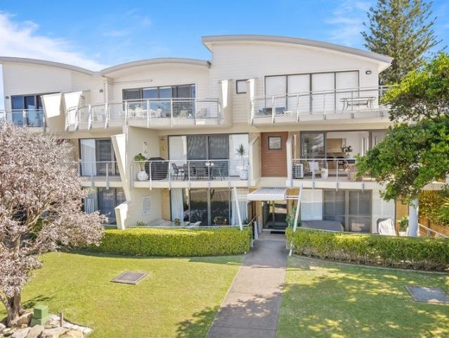 Sun Filled Apartment, Steps from the Beach and Baths