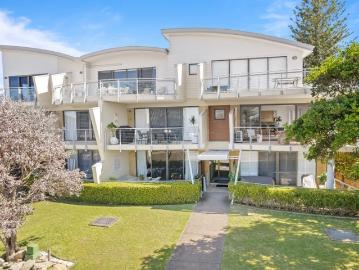 Sun Filled Apartment, Steps from the Beach and Baths