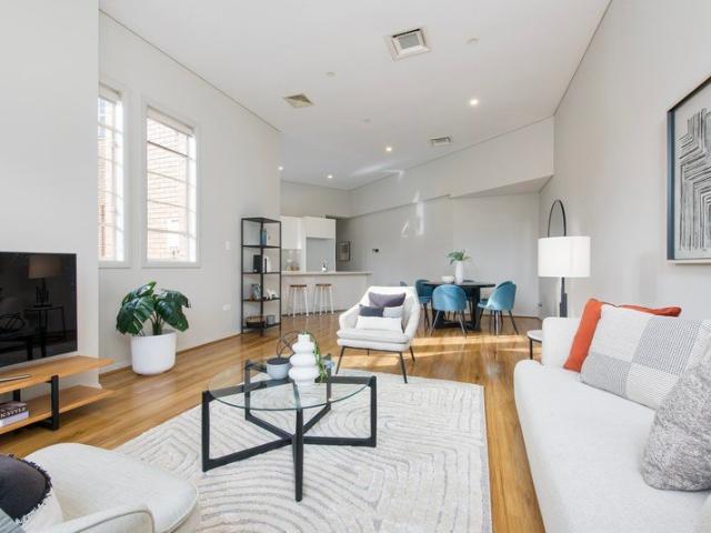 Oversized parkside Art Deco apartment easily accessable