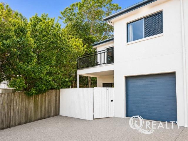 Oversized End Townhouse Opposite Yeronga State High School