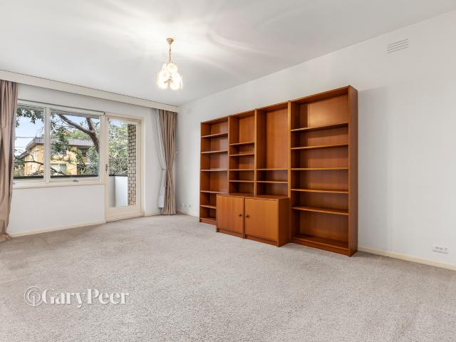 Oversized Retro Apartment with Space, Character & Convenience