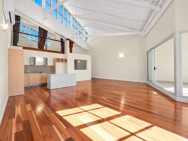 Oversized Riverside Wool Store Apartment with Pool and Private Parking