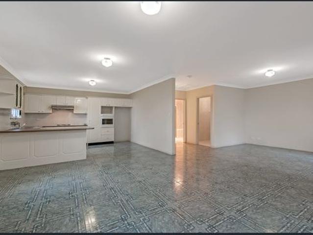 OVERSIZED TOWNHOUSE CLOSE TO SCHOOLS