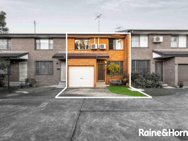 Oversized Townhouse in Desirable Locale!