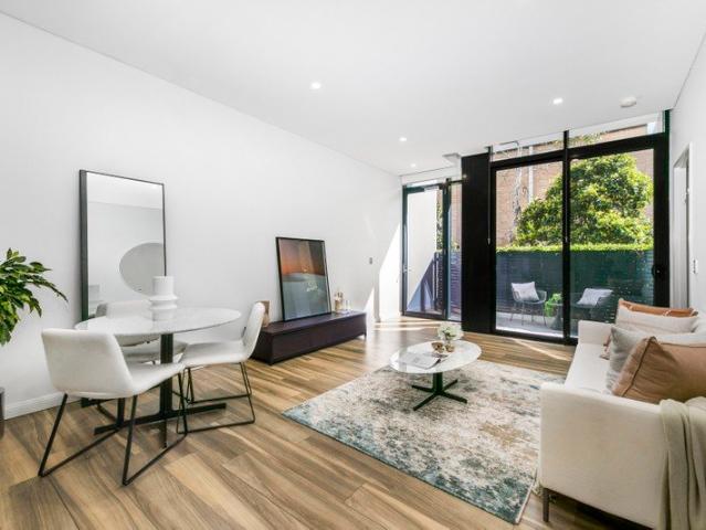 Oversized Townhouse style 2 Bed + Study