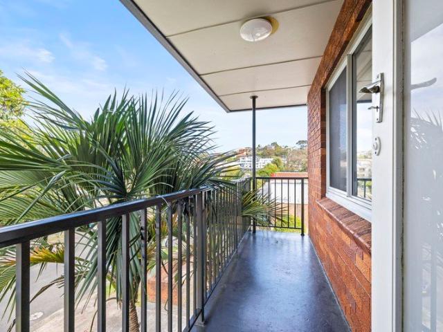 Oversized top floor apartment with exciting renovation potential