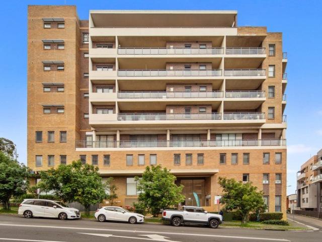 Oversized Top Floor Luxury with City & Bay Views Total Size 187 m2