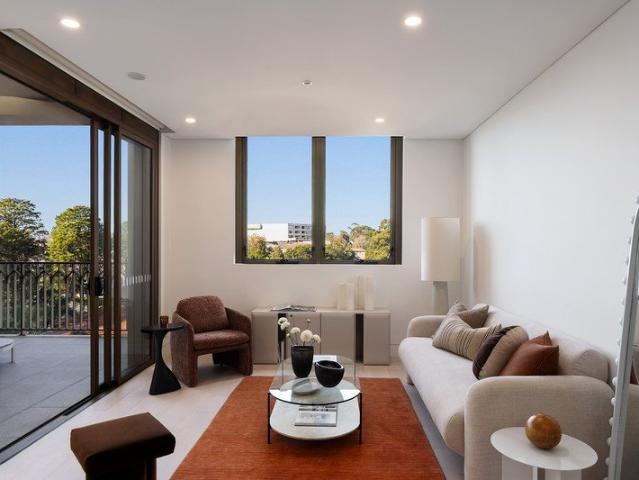 Oversized Top Floor Living with Private Leafy Outlooks