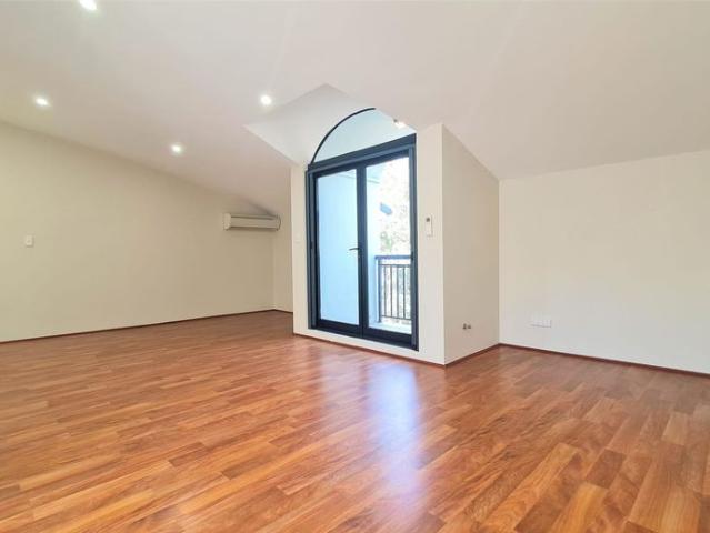 Oversized Top Floor, 2 Bedroom Apartment
