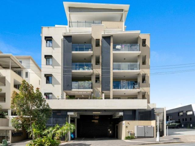Oversized Two Bedroom Apartment with Musgrave Park Views