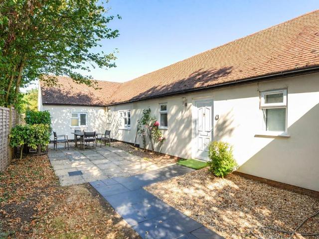 Oving Road, Whitchurch, Aylesbury 4 bed detached bungalow to rent £2,600 pcm £600 pw