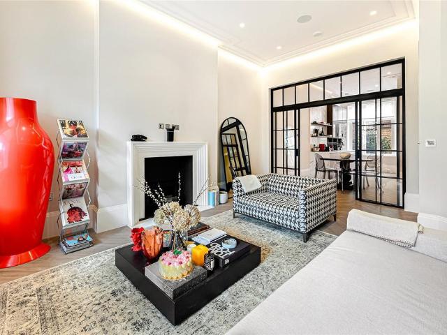 Ovington Square, London, SW3 3 bed apartment to rent £8,450 pcm £1,950 pw