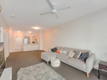 Oxford St Apartment with Pool