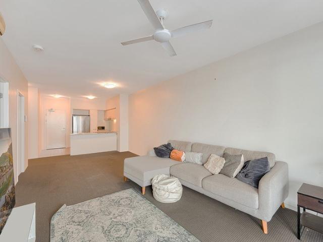 Oxford St Apartment with Pool