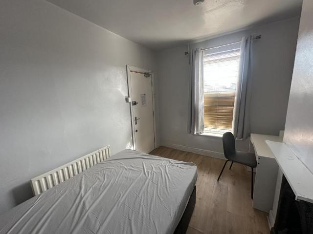Oxford Street, Northampton, NN4 1 bed apartment to rent £550 pcm £127 pw