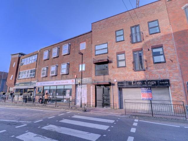 Oxford Street, High Wycombe, Buckinghamshire HP11, 2 bed flat to rent, £1,200 pcm | PrimeLocation
