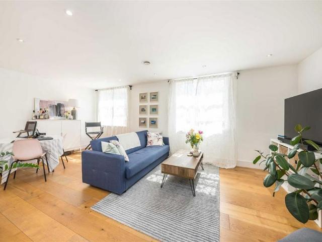 Oxford Street, London W1D 1 bed flat to rent £2,700 pcm £623 pw