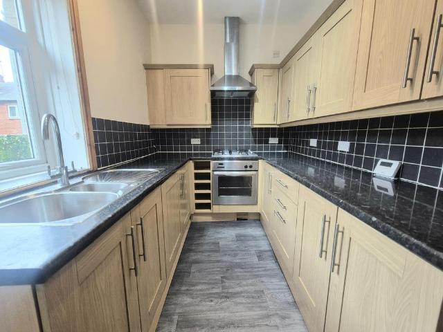 Oxford Street, SOWERBY BRIDGE 2 bed terraced house to rent £850 pcm £196 pw