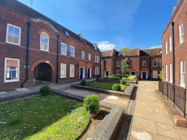 Oxford Road, Aylesbury, HP19 2 bed apartment to rent £1,250 pcm £288 pw