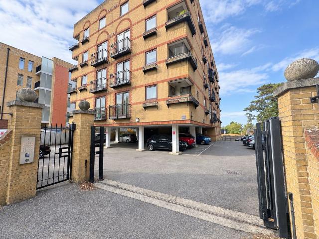 Oxford Road, Aylesbury HP19, 2 bed flat to rent, £1,350 pcm | PrimeLocation