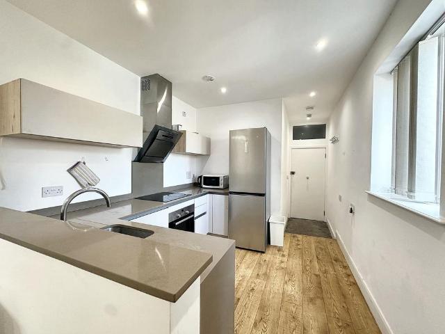 Oxford Road, Denham, UB9 2 bed apartment to rent £1,700 pcm £392 pw