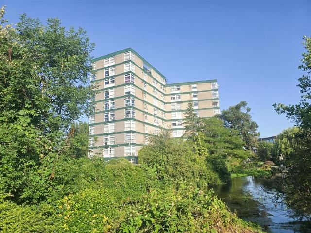 Oxford Road, Denham, UB9 3 bed apartment to rent £1,975 pcm £456 pw