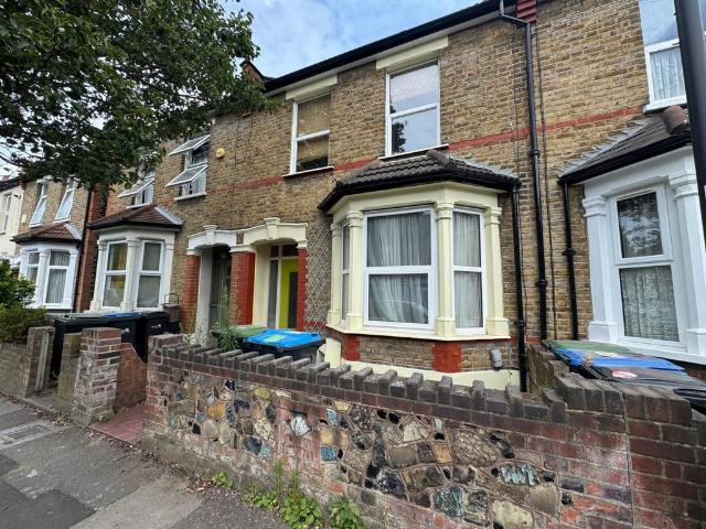 Oxford Road, Enfield, EN3 3 bed house to rent £2,350 pcm £542 pw