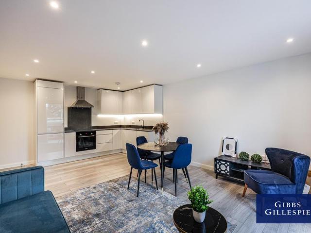 Oxford Road, Gerrards Cross, SL9 2 bed flat to rent £1,950 pcm £450 pw