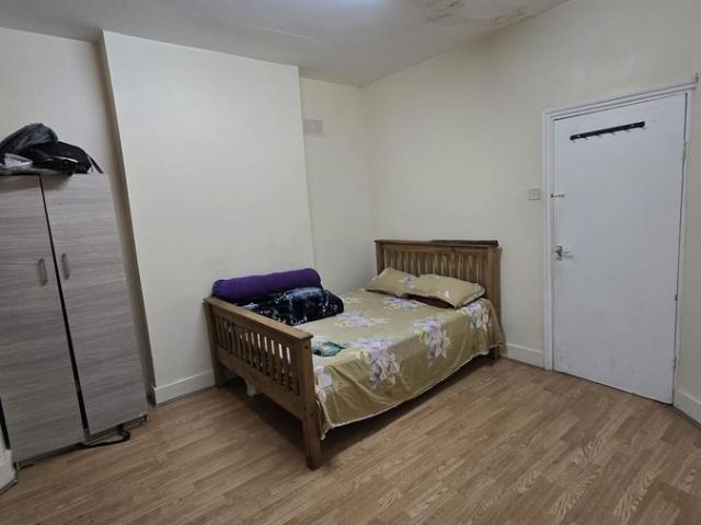 Oxford Road, Ilford IG1, 2 bed flat to rent, £1,650 pcm | PrimeLocation