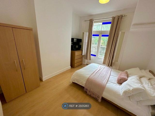Oxford Road, London N4, 2 bed flat to rent, £2,500 pcm | PrimeLocation